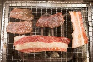 Koken rauw wagyu rundvlees Aan rooster elektronica foto