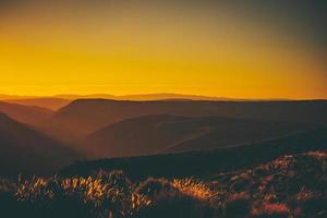 zonsondergang op de berg foto