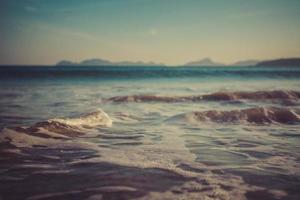 golven op het strand foto