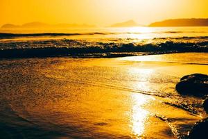 zonsondergang op het strand foto