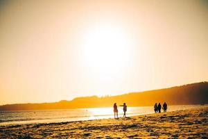 vrienden wandelen op het strand foto