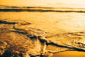 zonsondergang op het strand foto