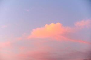 surrealistische wolk podium buitenshuis Aan blauw lucht roze pastel zacht pluizig wolken met leeg ruimte foto