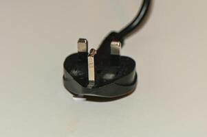 zwart plug van Engels standaard- stopcontact Aan de tafel 1 foto