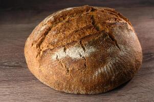 smakelijk eigengemaakt geheel graan brood Aan een houten tafel 10 foto
