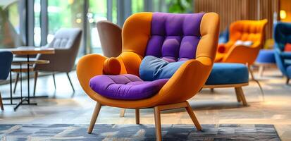 comfortabel oranje en Purper lounge stoel in modern lobby foto