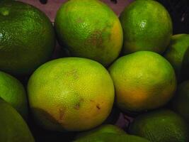 schatje, groen pompelmoes, pomelit, oroblanco in supermarkt, fruit op te slaan, net zo achtergrond. foto