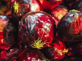 dichtbij omhoog rood ronde ui in supermarkt. voedsel achtergrond foto