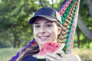 portret van jong mooi vrouw aan het eten foto