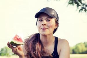 portret van jong mooi vrouw aan het eten foto