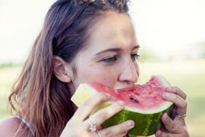 portret van jong mooi vrouw aan het eten foto