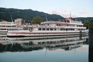 mooi schip in groen water foto