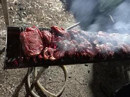 steaks Aan een barbecue in de werkwijze van Koken foto