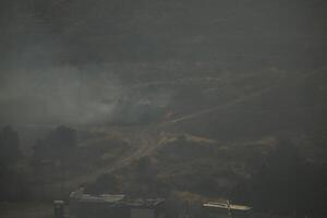 Woud brand en rook in Jeruzalem Israël foto