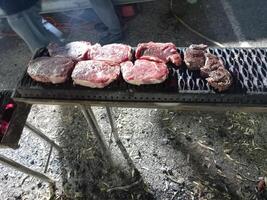 steaks Aan een barbecue in de werkwijze van Koken foto