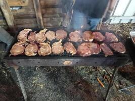 steaks Aan een barbecue in de werkwijze van Koken foto