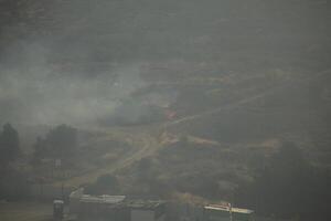 Woud brand en rook in Jeruzalem Israël foto