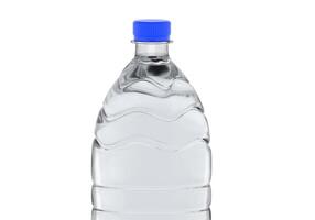 plastic fles met water Aan wit achtergrond foto