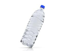 plastic fles met water Aan wit achtergrond foto