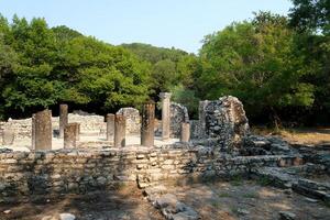 ruïnes van de Super goed basiliek in maarrint nationaal park, butrotum, albanië. triconch paleis Bij maarrint leven en dood van een oude Romeins huis historisch middeleeuws Venetiaanse toren omringd foto