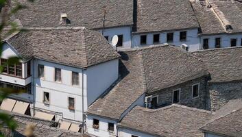 vesting in gjirokastra een reusachtig steen gebouw Aan een hoog berg in Albanië met een klok de geschiedenis van de midden- leeftijden een mooi visie van de steen stad naar de oude dorp foto