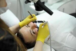 charmant jong vrouw persoon demonstreren haar glimlach terwijl wezen Bij tandheelkundig examen foto
