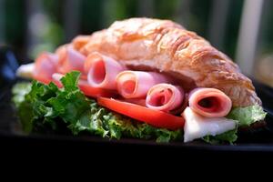 zes stukken van spek gerold in een belegd broodje croissant sla bladeren Brie kaas ontbijt chique voedsel Aan een zwart bord restaurant portie portie tomaat buitenshuis zomer foto