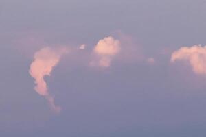 roze wolken in een lila lucht foto