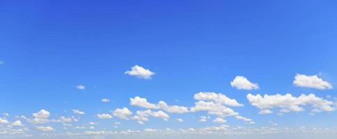 blauw lucht met verspreide wit wolken foto