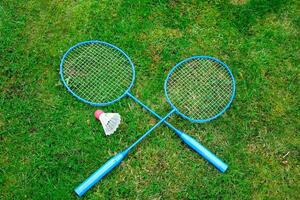 badminton spel rackets en shuttle Aan gras foto