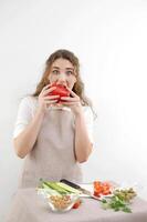 bijten zoet peper vrouw gelukkig glimlach schattig vrouw Koken Bij huis gelukkig jong vrouw bijten rood peper tiener mooi meisje detailopname gezond voedsel eetpatroon gepast voedsel voordeel kwaad foto