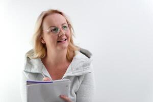 een journalist beschrijft de situatie vervelend bril, een middelbare leeftijd vrouw met een kladblok luistert aandachtig looks in de kader blond haar- verhoogt haar vinger omhoog foto