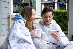 gelukkig Aziatisch paar drinken koffie Bij huis. liefde verhouding en levensstijl concept. foto