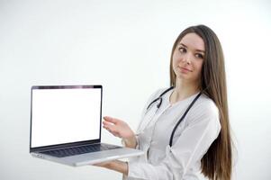 banier meisje met laptop in hoofdtelefoons communiceert online conferentie met vrienden golvend een veel van ruimte voor tekst advertentie gadgets online cursussen internet sociaal netwerken web studio vrouw mooi tanden foto