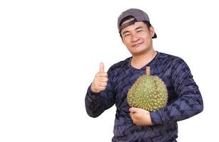 knap Aziatisch Mens draagt pet, houdt durian fruit. duimen omhoog. wit achtergrond. concept, fruit verkoper, tuinman bezigheid. doerians, seizoensgebonden fruit en populair. foto