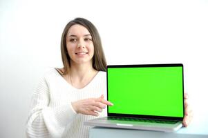schoolmeisje zittend Aan de verdieping met een Open laptop foto