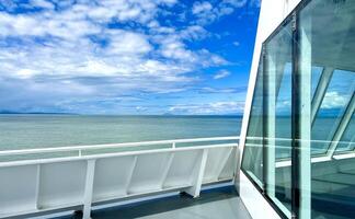 blanco voor reclame reizen Aan reis voeringen Aan boten of jachten prachtig zichtbaar water blauw horizon Doorzichtig lucht en kalmte zee Aan de grote Oceaan oceaan of meer Canada naar Vancouver eiland veerboot foto