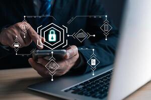 zakenlieden beschermen persoonlijk gegevens informatie van virussen Aan hand- met virtueel scherm interfaces. cyber veiligheid en privacy bescherming netwerk veiligheid computer en veilig gegevens concept. foto
