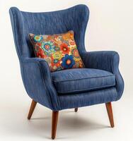 blauw stoel met kleurrijk hoofdkussen foto