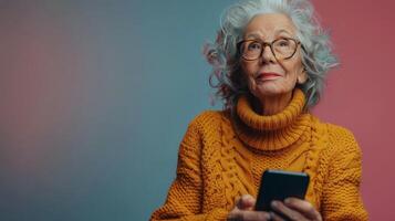 ouder vrouw in bril en roze sjaal foto