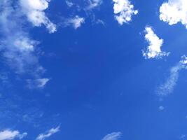 Doorzichtig blauw lucht structuur en wit pluizig wolk natuur achtergrond. de zon schijnt helder in de dag in zomer foto