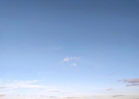Doorzichtig blauw lucht structuur en wit pluizig wolk natuur achtergrond. de zon schijnt helder in de dag in zomer foto