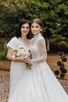 een vrouw in een wit jurk is Holding een boeket van bloemen foto