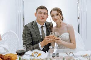 een Mens en vrouw zijn poseren voor een afbeelding met wijn bril in voorkant van een tafel w foto