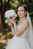 een vrouw is Holding een boeket van wit bloemen en vervelend een bruiloft jurk foto