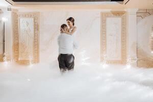 een Mens en vrouw zijn dansen in een wolk van rook foto