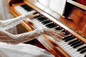 een vrouw is spelen de piano met haar handen Aan de sleutels foto