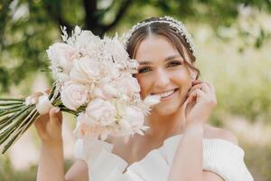 een vrouw is Holding een boeket van bloemen en glimlachen foto