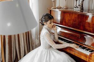 een vrouw in een bruiloft jurk is spelen de piano foto