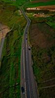 antenne visie van een kronkelend weg door groen velden in zandsend, yorkshire foto